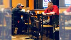 Cette conversation qu’un homme a eue avec un sans-abri sale dans un fast-food vous enseignera une leçon inspirante
