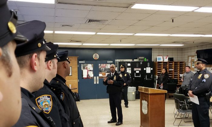 1.	Le chef de la patrouille Rodney Harrison de la police de New York s'entretient avec les agents du 75e district pendant l'appel nominal, le 9 avril 2018, à Brooklyn (New York). (Courtesy NYPD)