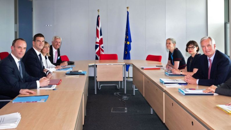 Michel Barnier, négociateur en chef du Brexit de l'UE, et Dominic Raab secrétaire d'Etat britannique à la sortie de l'Union européenne, assistent à une réunion de la Commission européenne à Bruxelles. Photo OLIVIER MATTHYS / AFP / Getty Images.
