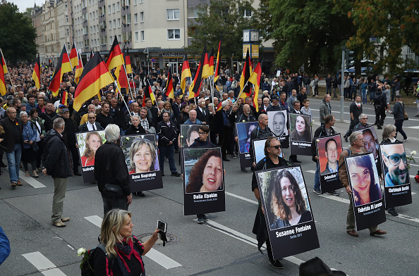 Partisans et opposants de la politique migratoire d'Angela Merkel ont tenu des manifestations à Chemnitz, ville de l'est de l'Allemagne où la mort d'un Allemand poignardé par deux migrants a provoqué de violentes manifestations d'extrême droite. (Photo : Sean Gallup/Getty Images)