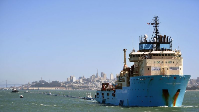 Le système 001 d'Ocean Cleanup est remorqué de la baie de San Francisco en Californie, le 8 septembre 2018. Photo JOSH EDELSON / AFP / Getty Images.