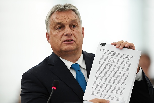 Le Premier ministre hongrois, Viktor Orban, présente un document lors d'un débat sur la situation en Hongrie dans le cadre d'une session plénière au Parlement européen à Strasbourg   
 le 11 septembre 2018.(Photo : FREDERICK FLORIN/AFP/Getty Images)