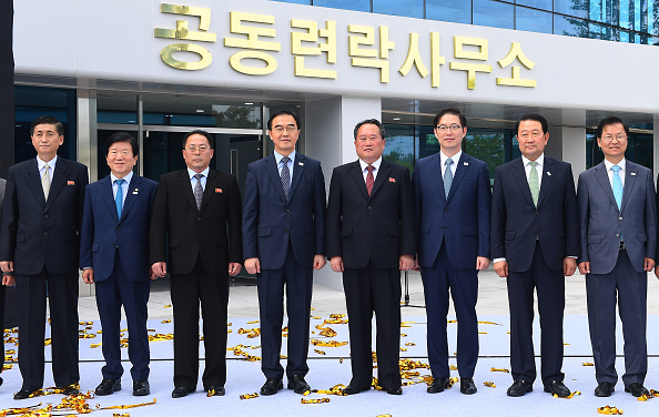 Le ministre de la Réunification sud coréen Cho Myoung-gyon et son homologue du Nord Ri Son Gwon posent lors de la cérémonie d'ouverture du bureau de liaison de Kaesong, en Corée du Nord le 14 septembre 2018. (/AFP/Getty Images)
