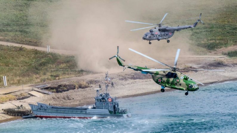 Les forces militaires russes effectuent un atterrissage lors des exercices militaires Vostok-2018 sur le terrain d'entraînement de Klerka, sur la côte de la mer du Japon. Photo MLADEN ANTONOV / AFP / Getty Images.