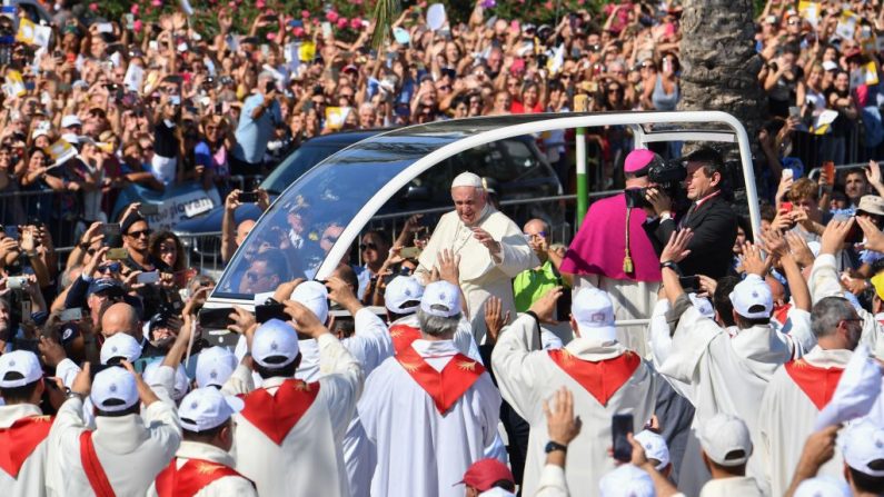 Le pape François salue les fidèles en arrivant à Palerme pour rendre hommage au prêtre tué Pino Puglisi par la mafia. Photo : ANDREAS SOLARO / AFP / Getty Images.