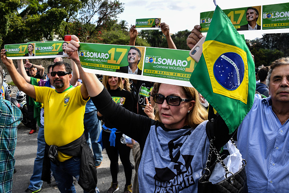 Les partisans du candidat à l'élection présidentielle brésilienne Jair Bolsonaro se sont réunis le 16 septembre 2018 devant l'hôpital Israelita Albert Einstein à Sao Paulo, au Brésil, après l'annonce de la sortie de leur chef des soins intensifs. (Photo : NELSON ALMEIDA/AFP/Getty Images)