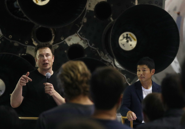 Le PDG de SpaceX, Elon Musk (à gauche), discute avec Yusaka Maezawa (à droite), le milliardaire japonais choisi par la compagnie pour faire le tour de la lune, au siège de SpaceX le 17 septembre 2018 à Hawthorne , Californie. Si le projet réussit, Maezawa deviendrait le premier citoyen à voler autour de la lune. (Photo : Mario Tama/Getty Images)
