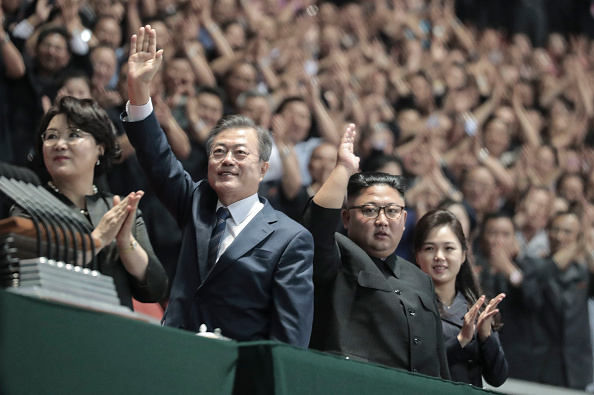 Le leader nord-coréen Kim Jong Un (2e droite) et le président sud-coréen Moon Jae-in (2e gauche) font un geste alors qu'ils assistent à la gymnastique et à la performance artistique au stade May Day le 19 septembre 2018 à Pyongyang, en Corée du Nord. Kim et Moon se rencontrent pour les entretiens du sommet inter-coréen après la division de 1945 de la péninsule, où ils discuteront des moyens de dénucléariser la péninsule coréenne.(Photo : Pyeongyang Press Corps/Pool/Getty Images)