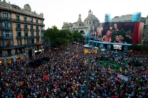 -Les gens se rassemblent lors d'une manifestation réclamant la liberté pour les dirigeants catalans emprisonnés devant le siège du gouvernement régional de Catalogne à Barcelone, le 20 septembre. 2018. Photo : JOSEP LAGO / AFP / Getty Images.