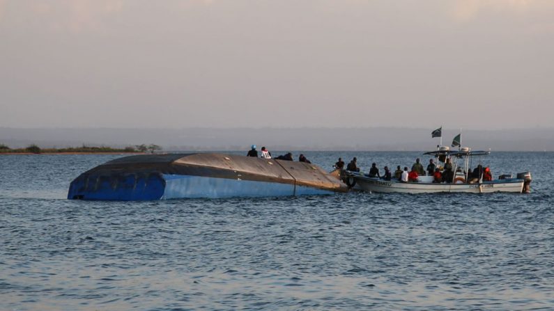 Les enquêteurs travaillent sur le bateau chaviré MV Nyerere qui a tué 170 personnes dans le lac Victoria, en Tanzanie, le 21 septembre 2018. Photo STRINGER / AFP / Getty Images.