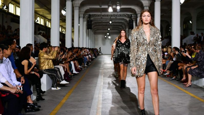 La mannequin Gigi Hadid présente une création lors de la présentation du défilé Roberto Cavalli, dans le cadre de la semaine de la mode printemps / été 2019 à Milan, le 22 septembre 2018. Photo  Miguel MEDINA / AFP / Getty Images.