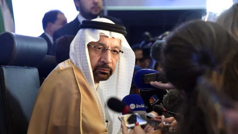 Khalid Al-Falih, ministre saoudien de l’Energie et du Pétrole et président du Comité conjoint de surveillance de l’OPEP s'adresse aux journalistes lors de la 10ème réunion du JMMC à Alger le 23 septembre 2018. Photo RYAD KRAMDI / AFP / Getty Images.