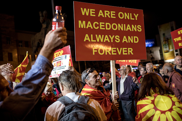 Les partisans du mouvement de boycott du vote référendaire célèbrent dans la rue après que les responsables électoraux eurent annoncé un faible taux de participation aux élections le 30 septembre 2018 à Skopje, en Macédoine. (Photo : Chris McGrath/Getty Images)