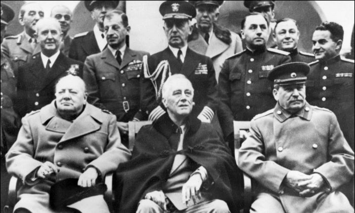 Le Premier ministre britannique Winston Churchill (à gauche), le président américain Franklin Delano Roosevelt (C) et le secrétaire général du Parti communiste soviétique Joseph Staline (à droite) posent au début de la Conférence des puissances alliées à Yalta en Crimée, le 4 février 1945. (STF/AFP/Getty Images)