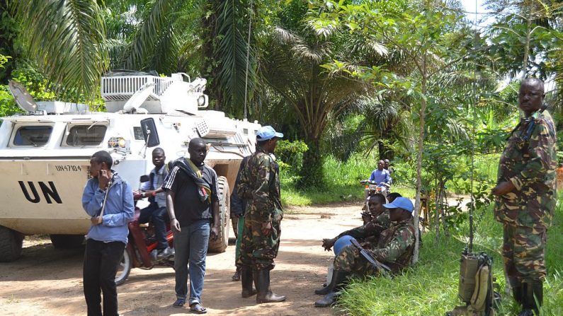 -Les forces de maintien de la paix de l'ONU de la MONUSCO se tiennent à côté d'un véhicule des Nations Unies, après que les corps de 16 personnes aient été retrouvés à Beni. Photo: KUDRA MALIRO / AFP / Getty Images.(Illustration)
