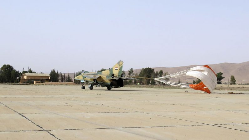 Un avion de l'armée syrienne atterrit à l'aéroport militaire de Dmeir, à 50 km au nord-est de Damas. Photo : d'illustration STRINGER / AFP / Getty Images.