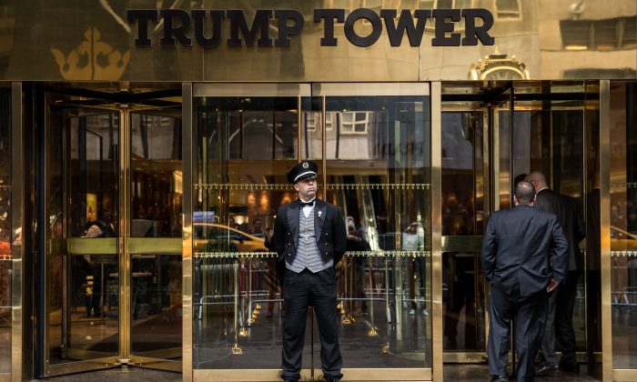 L'entrée de la Trump Tower sur la Cinquième Avenue à New York le 7 mars 2017. (Drew Angererer/Getty Images)