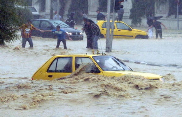 Une voiture navigue dans la rue lors des pluies torrentielles au nord-est de la Tunisie, quatre morts, deux hommes âgés et deux sœurs emportés par les flots. Photo : FETHI BELAID / AFP / Getty Images. (Illustration)