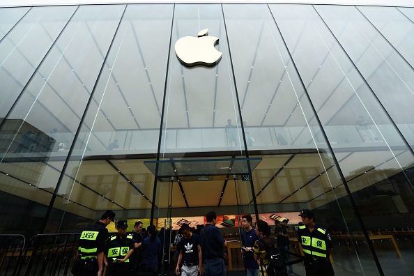 Pour éviter d'être concerné par de nouvelles taxes, Apple avait pris les devants en prévenant de leurs conséquences néfastes dans une lettre adressée au représentant américain au Commerce (USTR).  (Photo : STR/AFP/Getty Images)