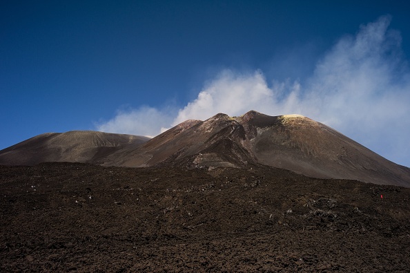 L'Etna, qui culmine à 3.300 mètres, est le plus important volcan en activité en Europe, avec des éruptions fréquentes, connues depuis au moins 2.700 ans. (Photo : GUILLAUME BAPTISTE/AFP/Getty Images)