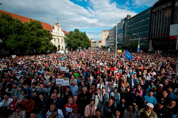 -Une manifestation à Bratislava, en Slovaquie, le 22 juin 2018, quatre mois après le meurtre du journaliste Jan Kuciak et de sa fiancée. Photo VLADIMIR SIMICEK / AFP / Getty Images.