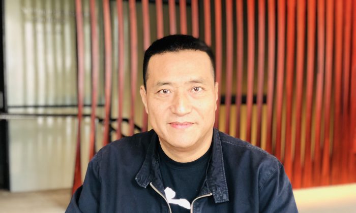 Fang Zheng, 55 ans, dont les jambes ont été écrasées par un char d'assaut lors du massacre de la place Tiananmen en 1989, se prépare à prendre la parole au Forum d'Oslo sur la liberté à New York, le 17 septembre 2018. (Bowen Xiao/The Epoch Times)