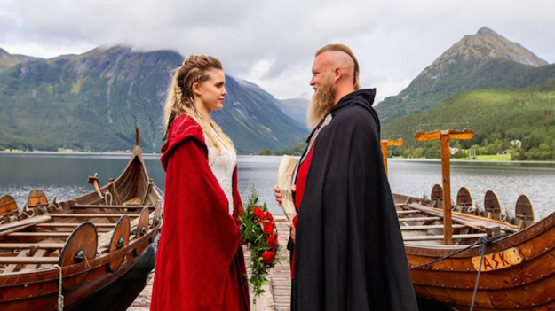 Norvège – Un couple se marie dans la plus pure tradition viking, une première depuis au moins 1000 ans