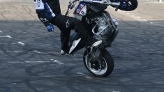 Un collégien fait du rodéo à moto devant des camarades, la police ordonne la destruction de sa moto