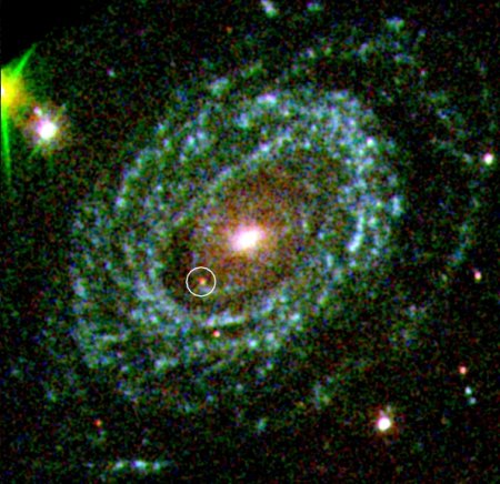 Une supernova est l’ensemble des phénomènes qui résultent de l'implosion d'une étoile en fin de vie. Il s’agit d’une gigantesque explosion qui s'accompagne d'une augmentation brève de sa luminosité. (Photo de la Supernova SN 2005ke prise par télescope Swift, source Wikimedia Commons)