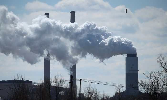 Le 9 mars 2018, à Baltimore, dans le Maryland, les émissions émises par la centrale de Brandon Shores, alimentée au charbon, sont très importantes. (Mark Wilson / Getty Images)