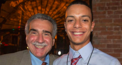 Le juge Gubbay et Daniel Aguilar lors d'un dîner de collecte de fonds pour les jeunes de New York. (Courtesy of Young New Yorkers)