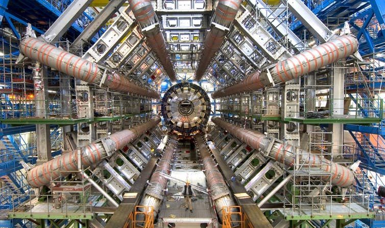 Vue centrale du détecteur ATLAS : construire plus gros pour détecter plus petit. (CERN, CC BY-SA)