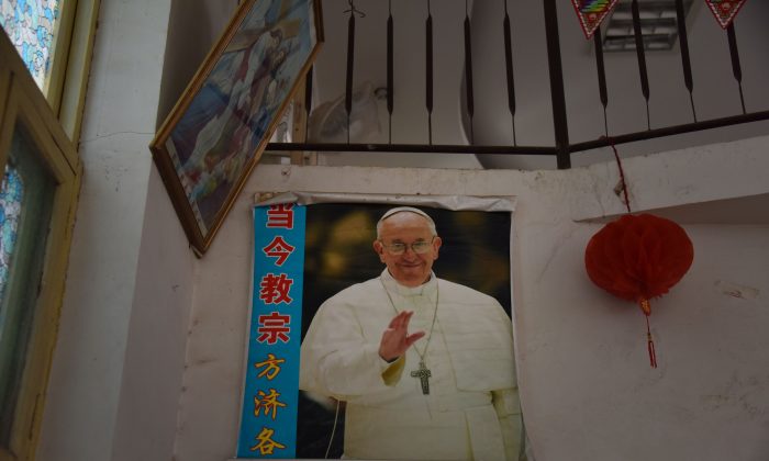 Une affiche du pape est vue dans une église fermée à Xincun, dans la province centrale du Henan, le 12 août 2018. (Greg Baker / AFP / Getty Images)