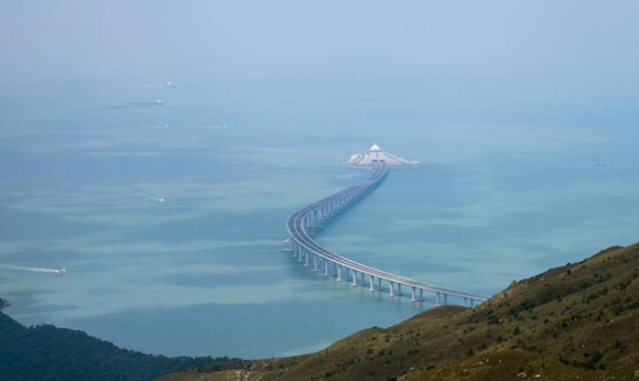Pont géant de 55kms, reliant Hong Kong à la Chine continentale. (Capture d’écran Tweeter@jclvallee1)