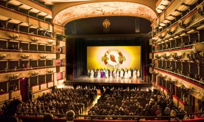 Shen Yun Performing Arts curtain call at the Teatro Verdi in Florence, Italy on April 19, 2018. (Gabriele Bruno/The Epoch Times)