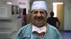 Depuis 20 ans, ce chirurgien se déplace pour opérer gratuitement des enfants – rencontrez le « médecin ambulant »