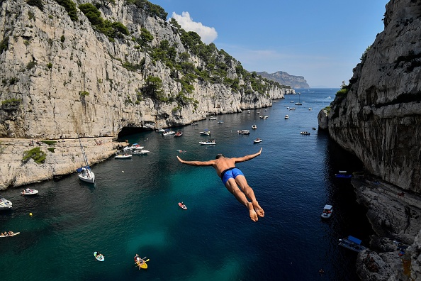 Lionel Franc a réussi un saut de 36 mètres de haut, tête en avant dans la calanque d'En-Vau, entre Marseille et Cassis        (Photo : CHRISTOPHE SIMON/AFP/Getty Images)