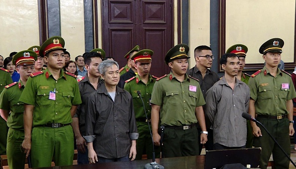 -Le 5 octobre, un tribunal vietnamien a condamné cinq militants à la prison pour avoir été reconnus coupables de "tentative de renversement de l'État", accusation souvent reprochée par les observateurs au libellé vague. Agence de presse du Vietnam / AFP / Getty Images.