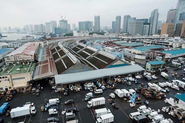 -Les poissonniers de Tokyo se sont rassemblés avant l'aube le 6 octobre pour une dernière vente aux enchères de thon au célèbre Tsukiji marché avant de fermer ses portes et de déménager sur un nouveau site. Photo NICOLAS DATICHE / AFP / Getty Images.