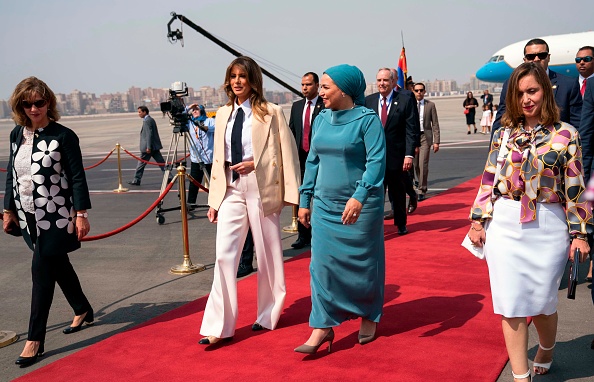 -La Première Dame des États-Unis, Melania Trump, marche avec son homologue égyptienne Intissar Amer à son arrivée à l'aéroport international du Caire, le 6 octobre 2018, pour la dernière étape de sa tournée de quatre pays en Afrique. Photo DOUG MILLS / AFP / Getty Images.