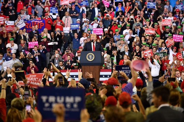 -Le président des États-Unis, Donald Trump, prend la parole lors d'un rassemblement au Mid-America Center de Council Bluffs, dans l'Iowa, le 9 octobre 2018. Photo MANDEL NGAN / AFP / Getty Images.
