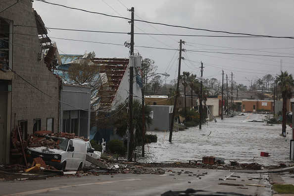 Des bâtiments endommagés et une rue inondée sont visibles après le passage de l’ouragan Michael dans le centre-ville le 10 octobre 2018 à Panama City, en Floride. L'ouragan a frappé la Floride en tant que tempête de catégorie 4. Photo par Joe Raedle / Getty Images.