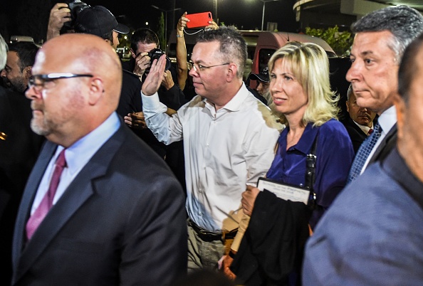 - Le pasteur américain Andrew Craig Brunson arrive à l'aéroport Adnan Menderes d'Izmir le 12 octobre 2018 après avoir été libéré. Photo BULENT KILIC / AFP / Getty Images.