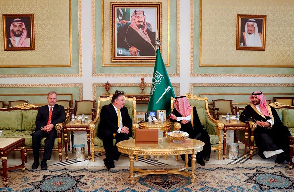 -Le secrétaire d'État américain Mike Pompeo a rencontré le ministre saoudien des Affaires étrangères, Adel al-Jubeir à Riyad le 16 octobre 2018. Pompeo doit s'entretenir avec le roi Salman du sort du journaliste manquant, Jamal Khashoggi. Photo LEAH MILLIS / AFP / Getty Images.