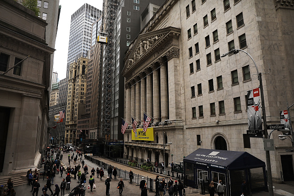 La Bourse de New York (NYSE): jeudi 18 octobre L'indice vedette de Wall Street, le Dow Jones Industrial Average, a cédé 1,27% à 25.379,45 points. (Photo : Spencer Platt/Getty Images)