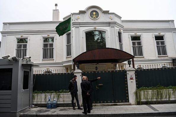 -Des membres, du consulat, chargés de la sécurité se tiennent devant la résidence du consul d'Arabie saoudite le 17 octobre 2018 à Istanbul. - Le consul d'Arabie saoudite à Istanbul, Mohammed al-Otaibi, a quitté le 16 octobre 2018 la ville turque à destination de Riyad, a indiqué la Turquie qui s'apprêtait à fouiller son domicile. Photo OZAN KOSE / AFP / Getty Images.