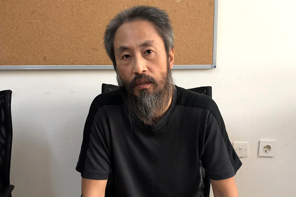 -Le journaliste japonais Jumpei Yasuda, enlevé en Syrie, est photographié après sa libération à Hatay le 24 octobre 2018. Le journaliste japonais Yasuda, enlevé en Syrie il y a plus de trois ans, aurait été libéré, a annoncé le gouvernement Le 23 octobre. Photo HUSEYIN BOZOK / AFP / Getty Images.