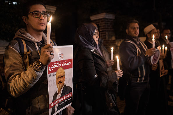Des personnes assistent à une veillée aux chandelles en hommage au journaliste Jamal Khashoggi devant le consulat d'Arabie Saoudite le 25 octobre 2018 à Istanbul, en Turquie. (Photo : Chris McGrath/Getty Images)