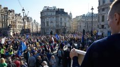LONDRES – Une marée humaine inattendue défile contre le Brexit pour réclamer un second référendum
