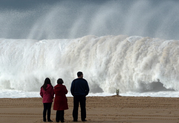 -Avec l'arrivée de l'ouragan Leslie au Portugal,  la protection civile a recommandé à la population de s'éloigner des zones côtières. Photo FRANCISCO LEONG / AFP / Getty Images.